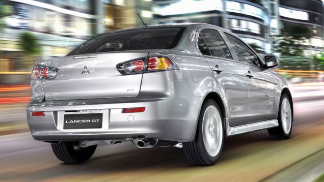 Ponta de escape &eacute; cromada | <a href="https://beta-develop.quatrorodas.abril.com.br/carros/lancamentos/mitsubishi-lancer-644557.shtml" rel="migration">Leia mais</a>
