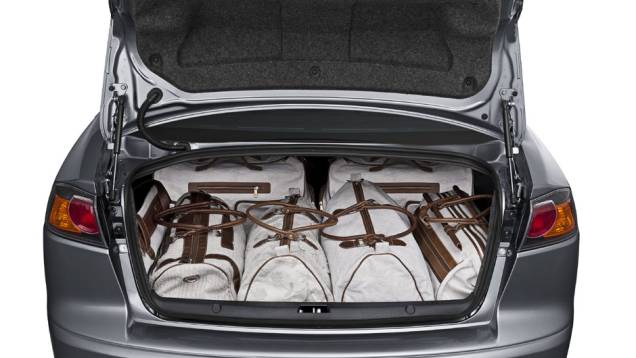 Porta-malas tem capacidade para 413 litros | <a href="https://beta-develop.quatrorodas.abril.com.br/carros/lancamentos/mitsubishi-lancer-644557.shtml" rel="migration">Leia mais</a> Porta-malas tem capacidade para 413 litros | <a href="https://beta-develop.quatrorodas.abril.com.br/carros/lancamentos/mitsubishi-lancer-644557.shtml" rel="migration">Leia mais</a>