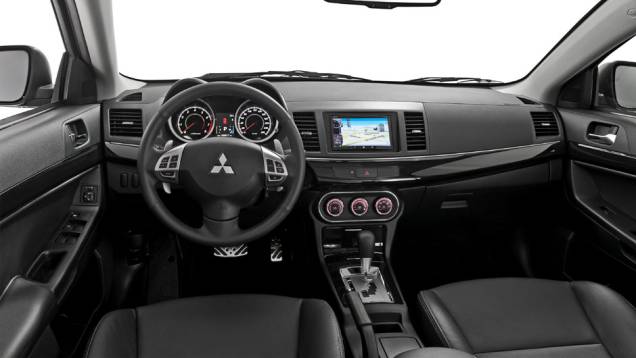 Bancos de couro e sistema multim&iacute;dia com tela touch v&ecirc;m na vers&atilde;o GT | <a href="https://beta-develop.quatrorodas.abril.com.br/carros/lancamentos/mitsubishi-lancer-644557.shtml" rel="migration">Leia mais</a>