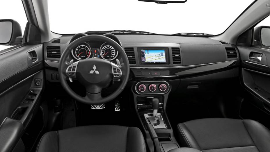 Bancos de couro e sistema multimídia com tela touch vêm na versão GT | <a href="https://beta-develop.quatrorodas.abril.com.br/carros/lancamentos/mitsubishi-lancer-644557.shtml" rel="migration">Leia mais</a>