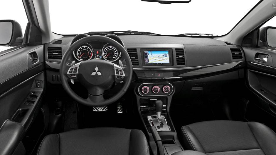 Bancos de couro e sistema multim&iacute;dia com tela touch v&ecirc;m na vers&atilde;o GT | <a href="https://beta-develop.quatrorodas.abril.com.br/carros/lancamentos/mitsubishi-lancer-644557.shtml" rel="migration">Leia mais</a>
