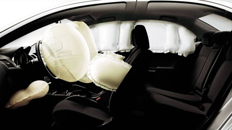 Modelo conta com nove airbags | <a href="https://beta-develop.quatrorodas.abril.com.br/carros/lancamentos/mitsubishi-lancer-644557.shtml" rel="migration">Leia mais</a>