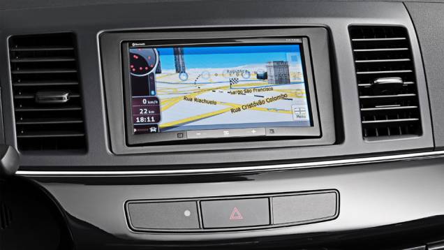 GPS est&aacute; integrado ao sistema multim&iacute;dia | <a href="https://beta-develop.quatrorodas.abril.com.br/carros/lancamentos/mitsubishi-lancer-644557.shtml" rel="migration">Leia mais</a>