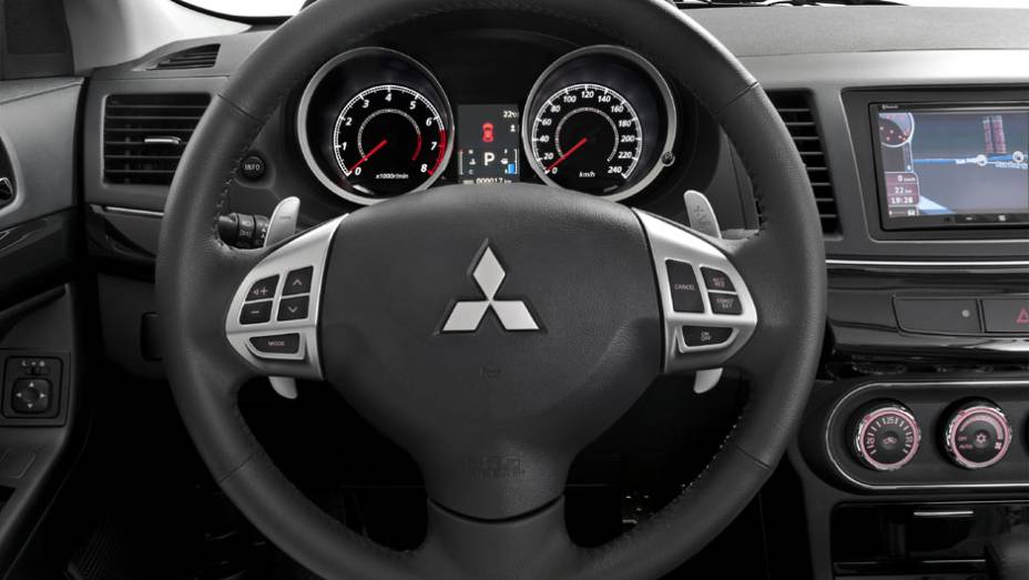 Volante tem comandos do rádio e do piloto automático | <a href="https://beta-develop.quatrorodas.abril.com.br/carros/lancamentos/mitsubishi-lancer-644557.shtml" rel="migration">Leia mais</a>