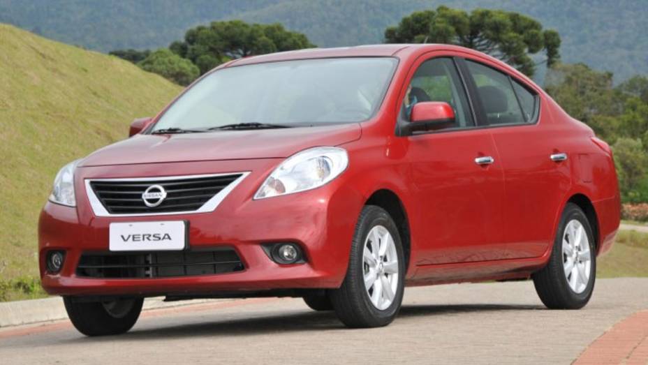 Com design controverso, o Versa aposta na relação custo/benefício | <a href="https://beta-develop.quatrorodas.abril.com.br/carros/lancamentos/nissan-versa-644769.shtml" rel="migration">Leia mais</a>