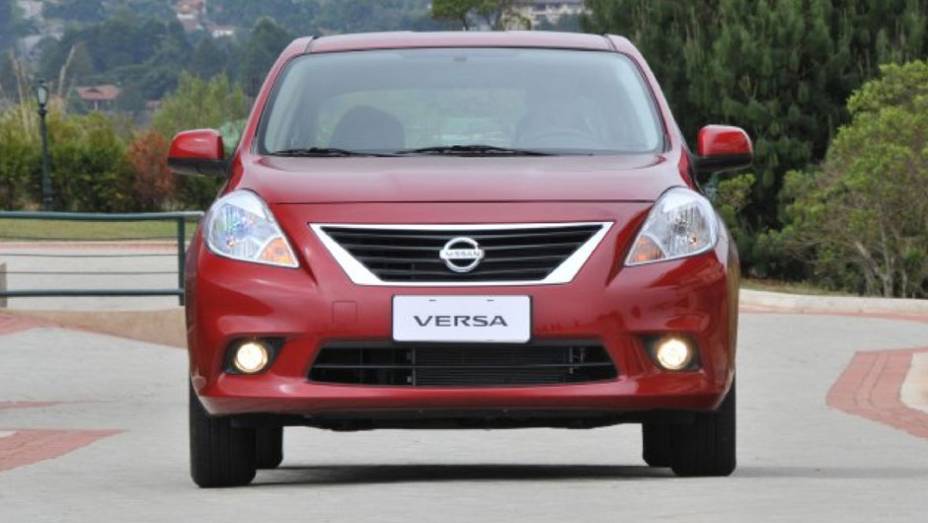 Na frente, traços arredondados e retos se misturam. | <a href="https://beta-develop.quatrorodas.abril.com.br/carros/lancamentos/nissan-versa-644769.shtml" rel="migration">Leia mais</a>