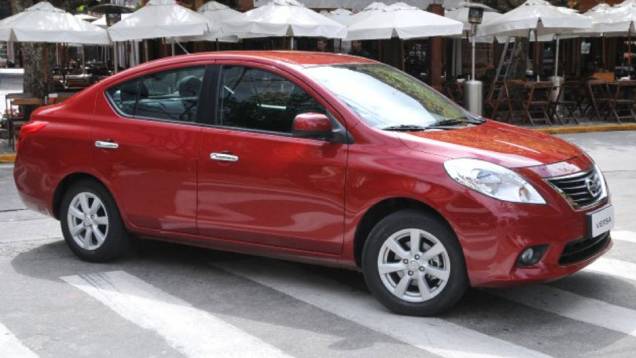 A boa dist&acirc;ncia entre-eixos garante espa&ccedil;o interno de sed&atilde; m&eacute;dio | <a href="https://beta-develop.quatrorodas.abril.com.br/carros/lancamentos/nissan-versa-644769.shtml" rel="migration">Leia mais</a>