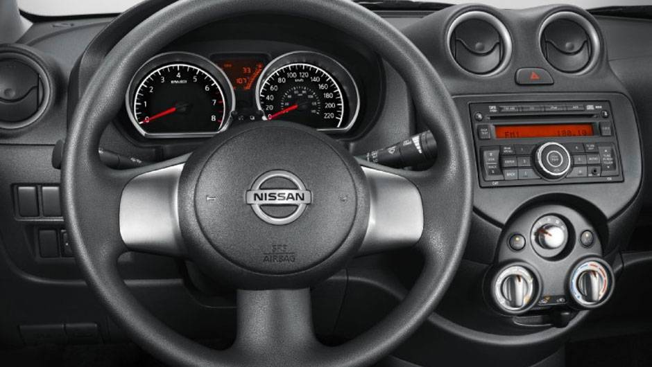 Painel lembra muito o do compacto March | <a href="https://beta-develop.quatrorodas.abril.com.br/carros/lancamentos/nissan-versa-644769.shtml" rel="migration">Leia mais</a> Painel lembra muito o do compacto March | <a href="https://beta-develop.quatrorodas.abril.com.br/carros/lancamentos/nissan-versa-644769.shtml" rel="migration">Leia mais</a>