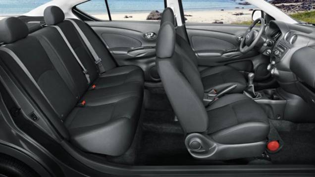 Quem viaja atr&aacute;s tem muito espa&ccedil;o para as pernas | <a href="https://beta-develop.quatrorodas.abril.com.br/carros/lancamentos/nissan-versa-644769.shtml" rel="migration">Leia mais</a>