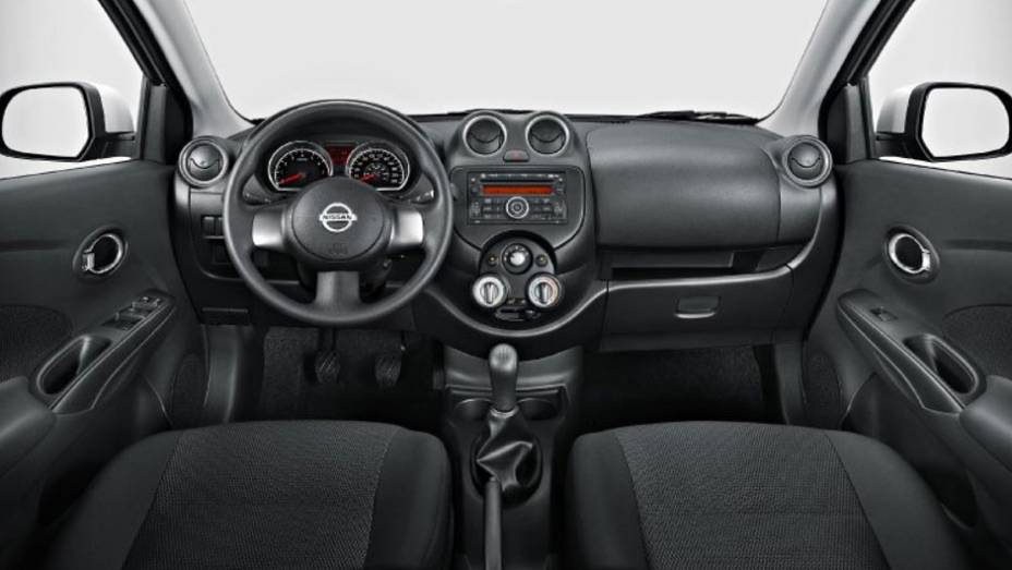 Interior tem visual simples, mas funcional | <a href="https://beta-develop.quatrorodas.abril.com.br/carros/lancamentos/nissan-versa-644769.shtml" rel="migration">Leia mais</a>