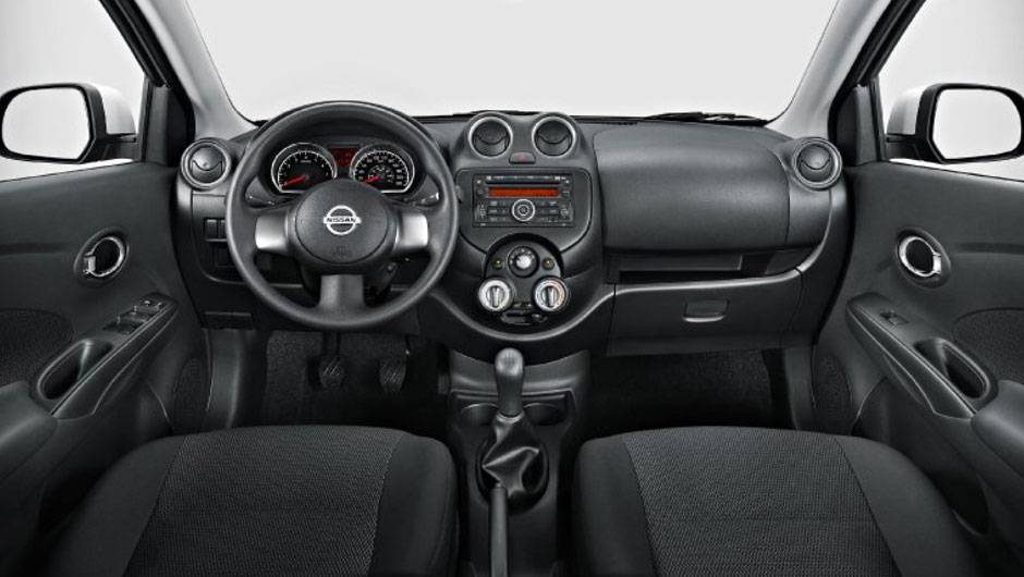 Interior tem visual simples, mas funcional | <a href="https://beta-develop.quatrorodas.abril.com.br/carros/lancamentos/nissan-versa-644769.shtml" rel="migration">Leia mais</a> Interior tem visual simples, mas funcional | <a href="https://beta-develop.quatrorodas.abril.com.br/carros/lancamentos/nissan-versa-644769.shtml" rel="migration">Leia mais</a>