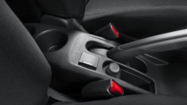 No console central, entrada auxiliar e tomada 12V | <a href="https://beta-develop.quatrorodas.abril.com.br/carros/lancamentos/nissan-versa-644769.shtml" rel="migration">Leia mais</a> No console central, entrada auxiliar e tomada 12V | <a href="https://beta-develop.quatrorodas.abril.com.br/carros/lancamentos/nissan-versa-644769.shtml" rel="migration">Leia mais</a>