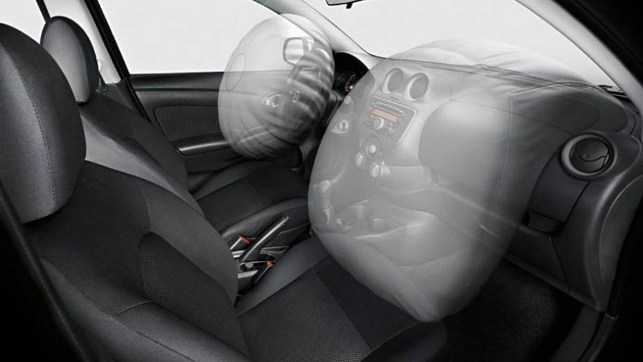 Airbag duplo é de série desde a versão básica | <a href="https://beta-develop.quatrorodas.abril.com.br/carros/lancamentos/nissan-versa-644769.shtml" rel="migration">Leia mais</a>