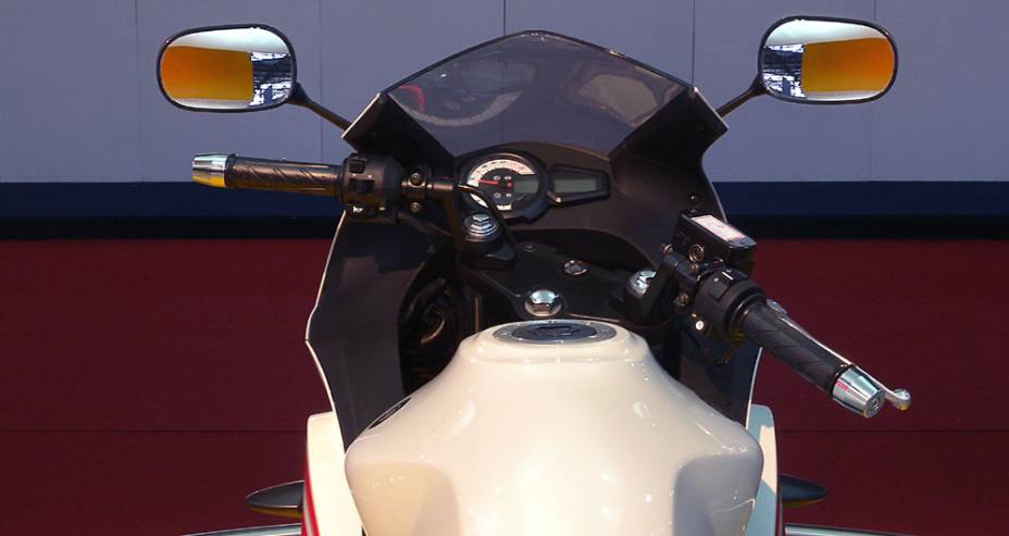 Painel é digital com iluminação em LED | <a href="https://beta-develop.quatrorodas.abril.com.br/moto/noticias/dafra-mostra-daelim-roadwin-250r-642149.shtml" rel="migration">Leia mais</a> Painel é digital com iluminação em LED | <a href="https://beta-develop.quatrorodas.abril.com.br/moto/noticias/dafra-mostra-daelim-roadwin-250r-642149.shtml" rel="migration">Leia mais</a>