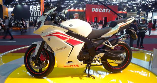 Motor monocil&iacute;ndrico tem 24 cv de pot&ecirc;ncia | <a href="https://beta-develop.quatrorodas.abril.com.br/moto/noticias/dafra-mostra-daelim-roadwin-250r-642149.shtml" rel="migration">Leia mais</a>