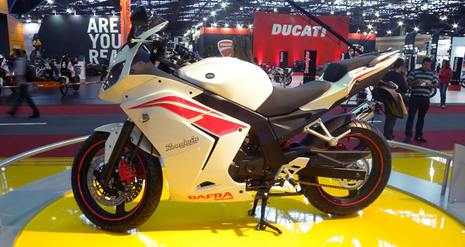 Motor monocilíndrico tem 24 cv de potência | <a href="https://beta-develop.quatrorodas.abril.com.br/moto/noticias/dafra-mostra-daelim-roadwin-250r-642149.shtml" rel="migration">Leia mais</a> Motor monocilíndrico tem 24 cv de potência | <a href="https://beta-develop.quatrorodas.abril.com.br/moto/noticias/dafra-mostra-daelim-roadwin-250r-642149.shtml" rel="migration">Leia mais</a>