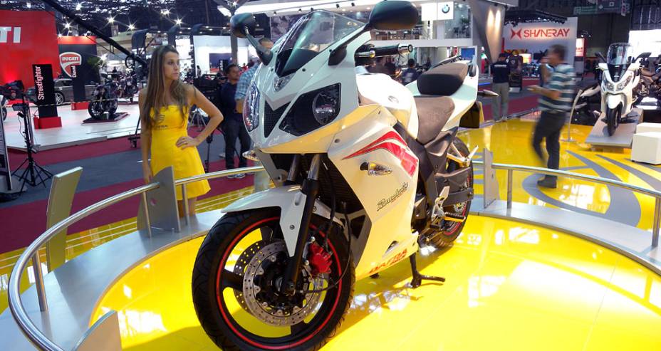 Modelo começa a ser vendido em fevereiro de 2012 | <a href="https://beta-develop.quatrorodas.abril.com.br/moto/noticias/dafra-mostra-daelim-roadwin-250r-642149.shtml" rel="migration">Leia mais</a>