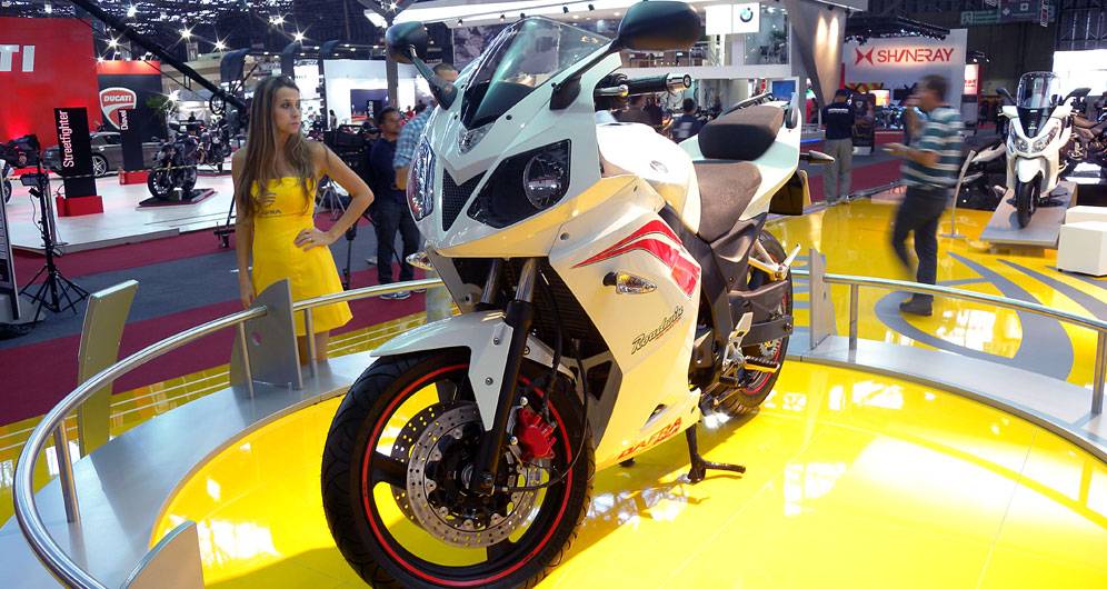 Modelo come&ccedil;a a ser vendido em fevereiro de 2012 | <a href="https://beta-develop.quatrorodas.abril.com.br/moto/noticias/dafra-mostra-daelim-roadwin-250r-642149.shtml" rel="migration">Leia mais</a>