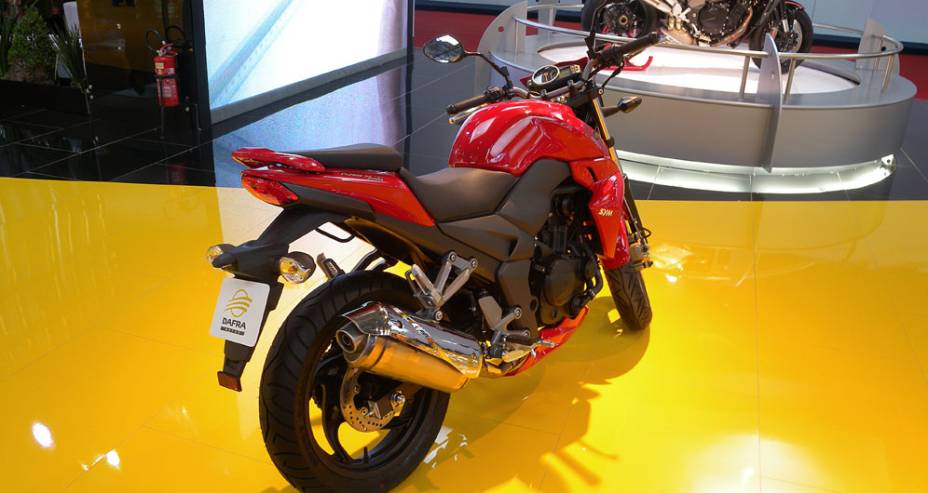 Motor monocilíndrico tem 24 cv de potência | <a href="https://beta-develop.quatrorodas.abril.com.br/moto/noticias/dafra-revela-next-250-salao-642151.shtml" rel="migration">Leia mais</a>