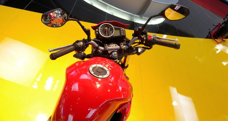 Painel tem mostradores analógicos e digitais | <a href="https://beta-develop.quatrorodas.abril.com.br/moto/noticias/dafra-revela-next-250-salao-642151.shtml" rel="migration">Leia mais</a> Painel tem mostradores analógicos e digitais | <a href="https://beta-develop.quatrorodas.abril.com.br/moto/noticias/dafra-revela-next-250-salao-642151.shtml" rel="migration">Leia mais</a>