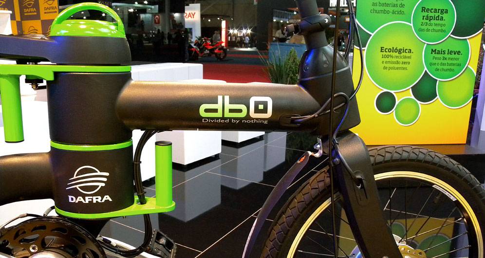 Bicicleta el&eacute;trica foi feita pelo designer Robert Brady | <a href="https://beta-develop.quatrorodas.abril.com.br/moto/noticias/dafra-apresenta-bicicleta-eletrica-db0-642362.shtml" rel="migration">Leia mais</a>