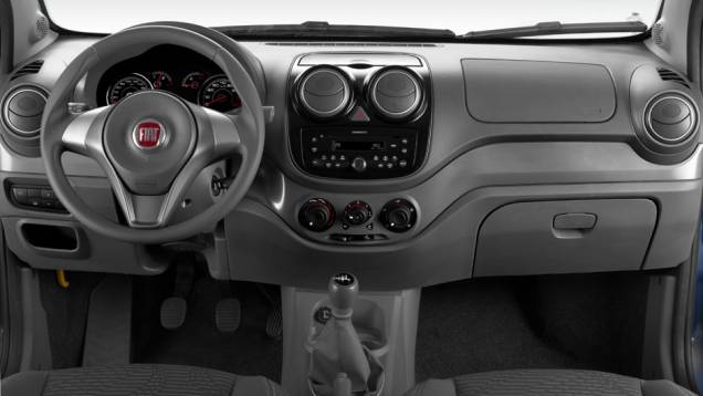 Console em preto identifica versão de entrada. <a href="https://beta-develop.quatrorodas.abril.com.br/carros/lancamentos/novo-fiat-palio-645462.shtml" rel="migration">Leia mais</a> Console em preto identifica versão de entrada. <a href="https://beta-develop.quatrorodas.abril.com.br/carros/lancamentos/novo-fiat-palio-645462.shtml" rel="migration">Leia mais</a>