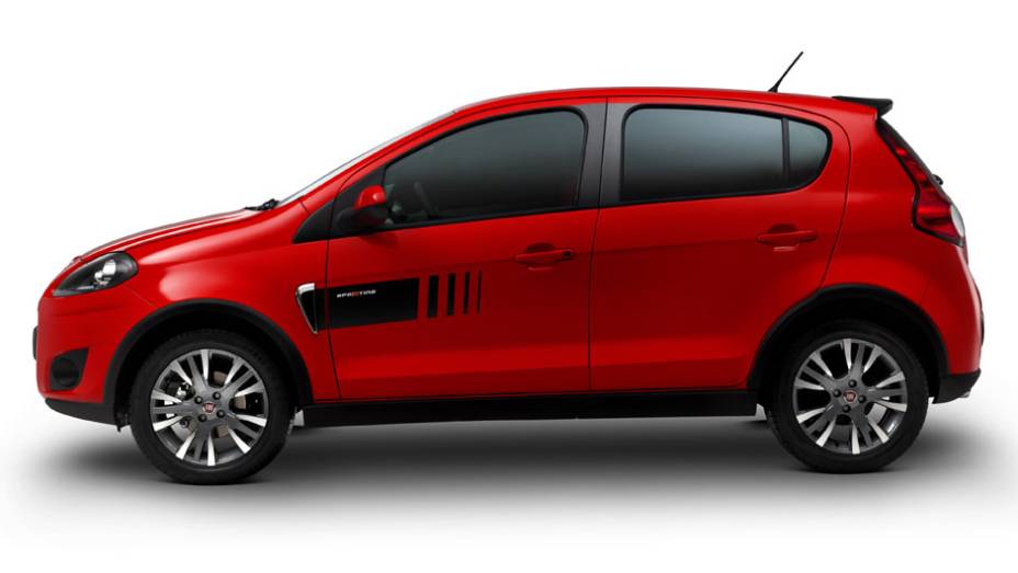 Saias laterais fazem parte do kit aerodinâmico... <a href="https://beta-develop.quatrorodas.abril.com.br/carros/lancamentos/novo-fiat-palio-645462.shtml" rel="migration">Leia mais</a>