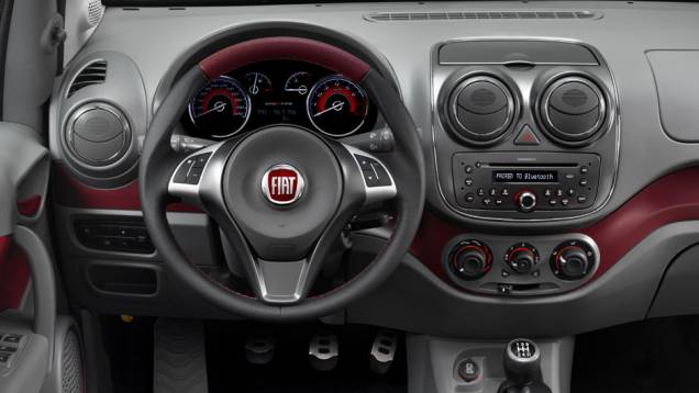 Friso vermelho no console identifica a versão. <a href="https://beta-develop.quatrorodas.abril.com.br/carros/lancamentos/novo-fiat-palio-645462.shtml" rel="migration">Leia mais</a> Friso vermelho no console identifica a versão. <a href="https://beta-develop.quatrorodas.abril.com.br/carros/lancamentos/novo-fiat-palio-645462.shtml" rel="migration">Leia mais</a>