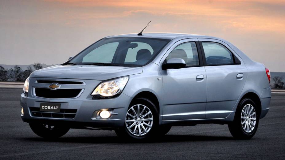 Faróis grandes e grade cortada por uma barra horizontal: o Cobalt tem o DNA Chevrolet. <a href="https://beta-develop.quatrorodas.abril.com.br/carros/lancamentos/chevrolet-cobalt-645517.shtml" rel="migration">Leia mais</a>