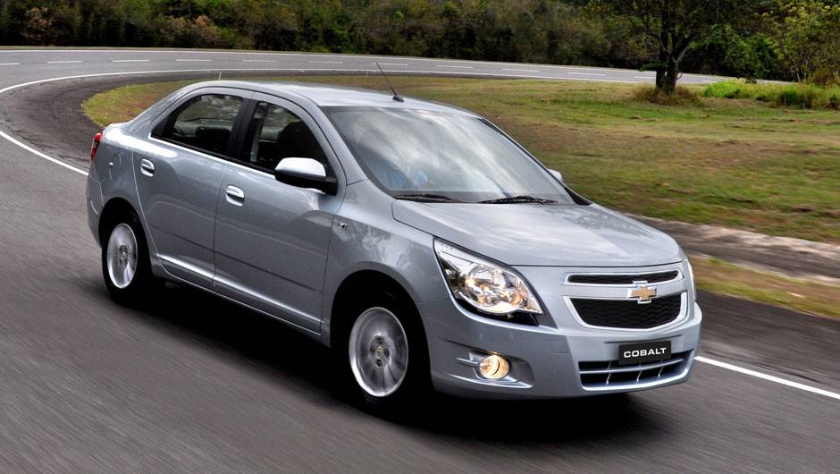 Parece, mas n&atilde;o &eacute;: parentesco com o Agile fica s&oacute; no visual <a href="https://beta-develop.quatrorodas.abril.com.br/carros/lancamentos/chevrolet-cobalt-645517.shtml" rel="migration">Leia mais</a>
