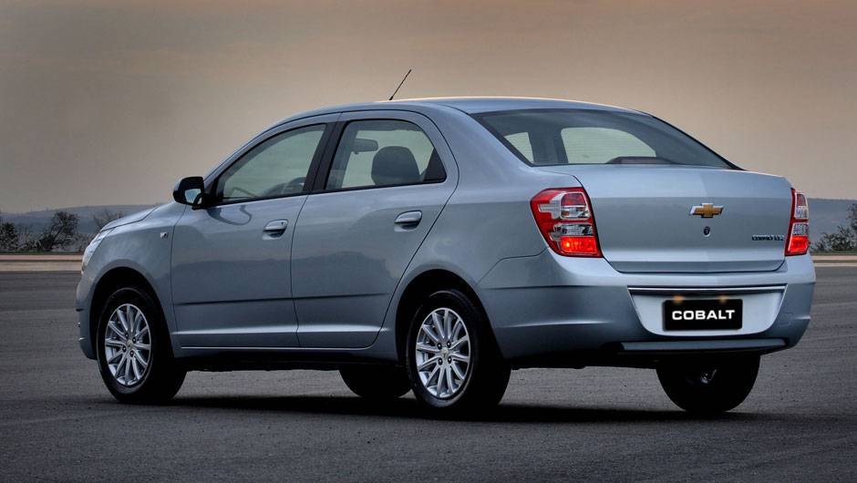 Os vincos tentam dar um ar requintado ao desenho do Cobalt <a href="https://beta-develop.quatrorodas.abril.com.br/carros/lancamentos/chevrolet-cobalt-645517.shtml" rel="migration">Leia mais</a> Os vincos tentam dar um ar requintado ao desenho do Cobalt <a href="https://beta-develop.quatrorodas.abril.com.br/carros/lancamentos/chevrolet-cobalt-645517.shtml" rel="migration">Leia mais</a>