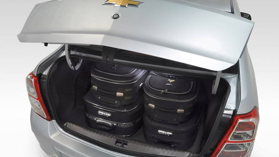 O forte do Cobalt &eacute; o espa&ccedil;o: o porta-malas leva mais de 500 litros <a href="https://beta-develop.quatrorodas.abril.com.br/carros/lancamentos/chevrolet-cobalt-645517.shtml" rel="migration">Leia mais</a>