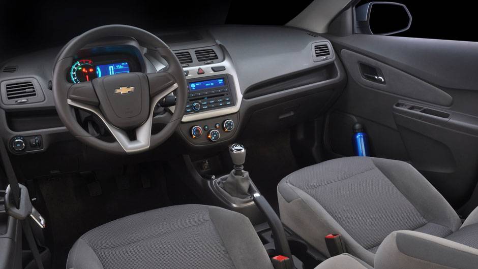 Se por fora o Cobalt lembra o Agile, por dentro ele tem personalidade pr&oacute;pria e bom acabamento <a href="https://beta-develop.quatrorodas.abril.com.br/carros/lancamentos/chevrolet-cobalt-645517.shtml" rel="migration">Leia mais</a>