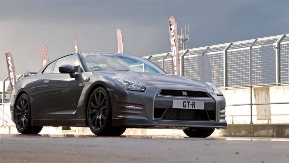 Pot&ecirc;ncia passou de 530 cv para 550 cv | <a href="https://beta-develop.quatrorodas.abril.com.br/noticias/nissan-faz-melhorias-gt-r-306767_p.shtml" rel="migration">Leia mais</a>