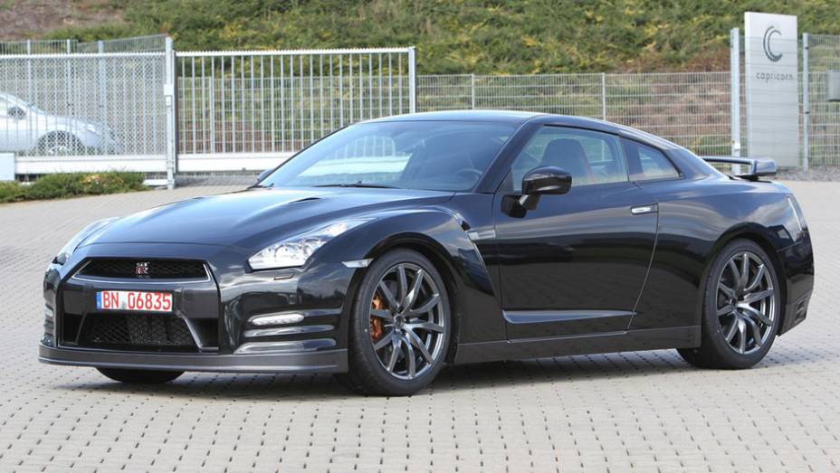 Outra novidade &eacute; o ajuste de suspens&atilde;o assim&eacute;trica para ve&iacute;culos com volante no lado direito | <a href="https://beta-develop.quatrorodas.abril.com.br/noticias/nissan-faz-melhorias-gt-r-306767_p.shtml" rel="migration">Leia mais</a>