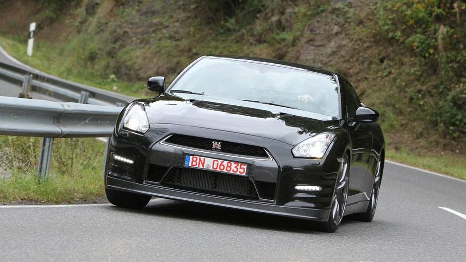 Carroceria conta com melhor rigidez torcional | <a href="https://beta-develop.quatrorodas.abril.com.br/noticias/nissan-faz-melhorias-gt-r-306767_p.shtml" rel="migration">Leia mais</a> Carroceria conta com melhor rigidez torcional | <a href="https://beta-develop.quatrorodas.abril.com.br/noticias/nissan-faz-melhorias-gt-r-306767_p.shtml" rel="migration">Leia mais</a>