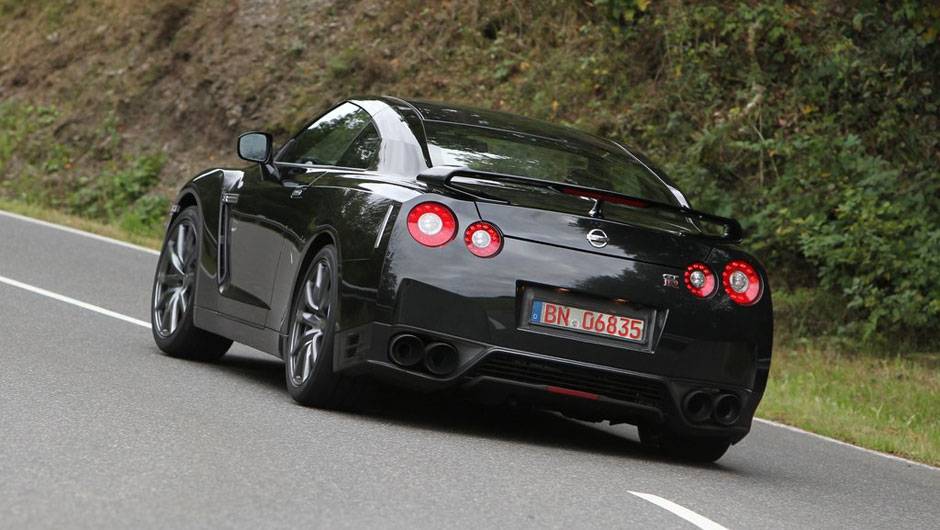 <a href="https://beta-develop.quatrorodas.abril.com.br/noticias/nissan-faz-melhorias-gt-r-306767_p.shtml" rel="migration">Leia mais</a> <a href="https://beta-develop.quatrorodas.abril.com.br/noticias/nissan-faz-melhorias-gt-r-306767_p.shtml" rel="migration">Leia mais</a>