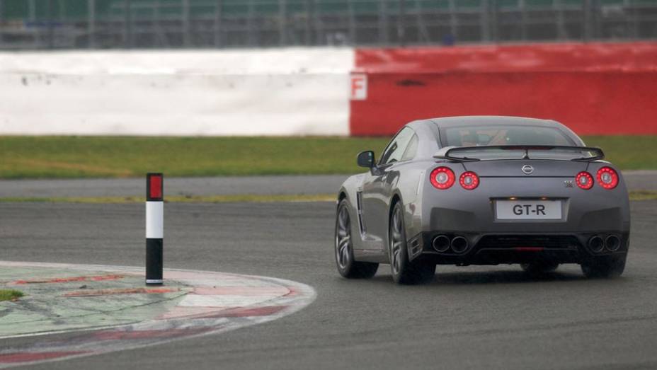 <a href="https://beta-develop.quatrorodas.abril.com.br/noticias/nissan-faz-melhorias-gt-r-306767_p.shtml" rel="migration">Leia mais</a>