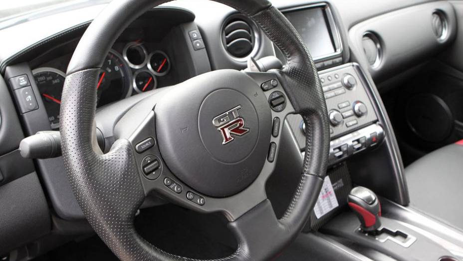 <a href="https://beta-develop.quatrorodas.abril.com.br/noticias/nissan-faz-melhorias-gt-r-306767_p.shtml" rel="migration">Leia mais</a> <a href="https://beta-develop.quatrorodas.abril.com.br/noticias/nissan-faz-melhorias-gt-r-306767_p.shtml" rel="migration">Leia mais</a>