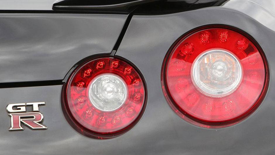 <a href="https://beta-develop.quatrorodas.abril.com.br/noticias/nissan-faz-melhorias-gt-r-306767_p.shtml" rel="migration">Leia mais</a> <a href="https://beta-develop.quatrorodas.abril.com.br/noticias/nissan-faz-melhorias-gt-r-306767_p.shtml" rel="migration">Leia mais</a>