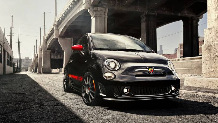 Modelo foi apresentado no Salão de Los Angeles | <a href="https://beta-develop.quatrorodas.abril.com.br/reportagens/salao/fiat-500-abarth-646523.shtml" rel="migration">Leia mais</a>