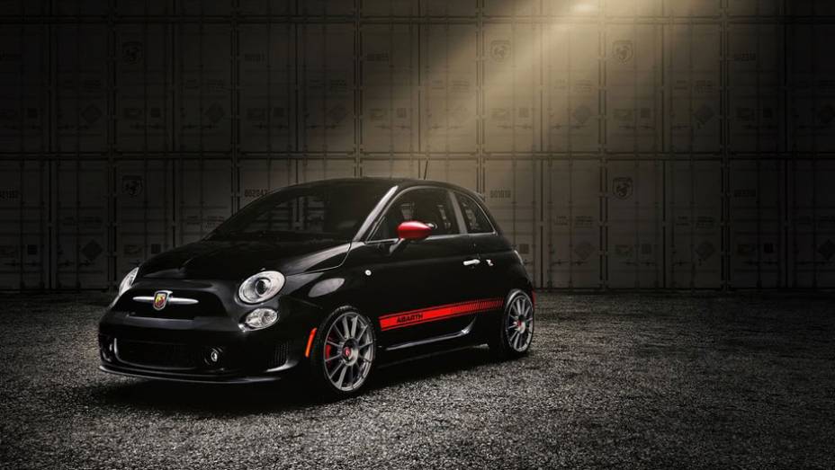 Modelo possui detalhes laterais em preto, branco ou vermelho | <a href="https://beta-develop.quatrorodas.abril.com.br/reportagens/salao/fiat-500-abarth-646523.shtml" rel="migration">Leia mais</a>