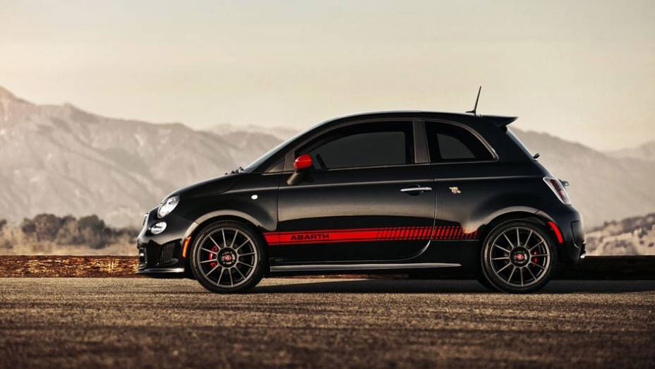 Apesar de seu tamanho, carrinho desenvolve grande potência | <a href="https://beta-develop.quatrorodas.abril.com.br/reportagens/salao/fiat-500-abarth-646523.shtml" rel="migration">Leia mais</a>