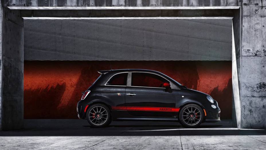 160 cavalos movem o Abarth | <a href="https://beta-develop.quatrorodas.abril.com.br/reportagens/salao/fiat-500-abarth-646523.shtml" rel="migration">Leia mais</a>