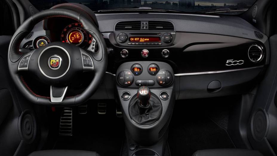 Internamente, Abarth conta com sistema de Bluetooth e navegação | <a href="https://beta-develop.quatrorodas.abril.com.br/reportagens/salao/fiat-500-abarth-646523.shtml" rel="migration">Leia mais</a>