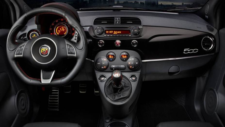 Internamente, Abarth conta com sistema de Bluetooth e navega&ccedil;&atilde;o | <a href="https://beta-develop.quatrorodas.abril.com.br/reportagens/salao/fiat-500-abarth-646523.shtml" rel="migration">Leia mais</a>