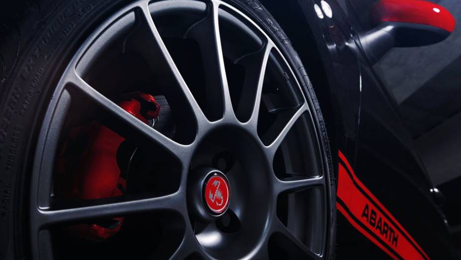 Detalhes das pinças em vermelho, opcionais | <a href="https://beta-develop.quatrorodas.abril.com.br/reportagens/salao/fiat-500-abarth-646523.shtml" rel="migration">Leia mais</a>