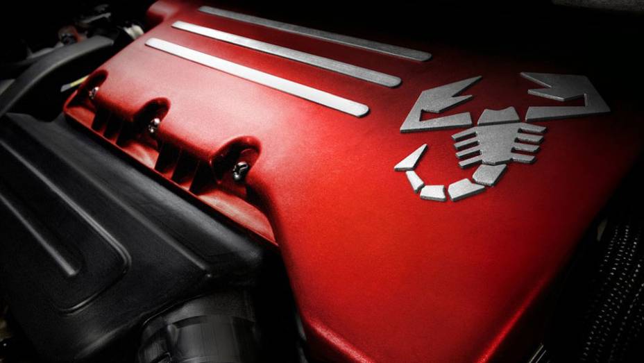 Logotipo do Abarth estampado no motor | <a href="https://beta-develop.quatrorodas.abril.com.br/reportagens/salao/fiat-500-abarth-646523.shtml" rel="migration">Leia mais</a>