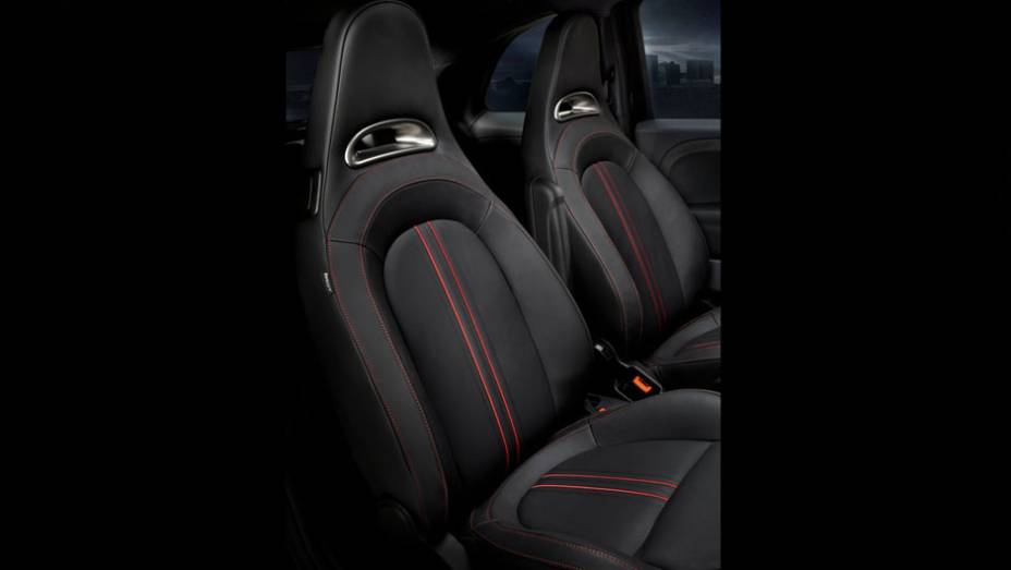 Bancos em couro d&atilde;o mais conforto ao carrinho | <a href="https://beta-develop.quatrorodas.abril.com.br/reportagens/salao/fiat-500-abarth-646523.shtml" rel="migration">Leia mais</a>