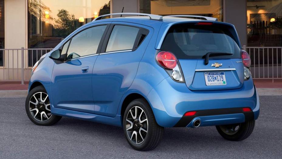 Modelo acomoda quatro passageiros | <a href="https://beta-develop.quatrorodas.abril.com.br/reportagens/salao/chevrolet-spark-646704.shtml" rel="migration">Leia mais</a> Modelo acomoda quatro passageiros | <a href="https://beta-develop.quatrorodas.abril.com.br/reportagens/salao/chevrolet-spark-646704.shtml" rel="migration">Leia mais</a>